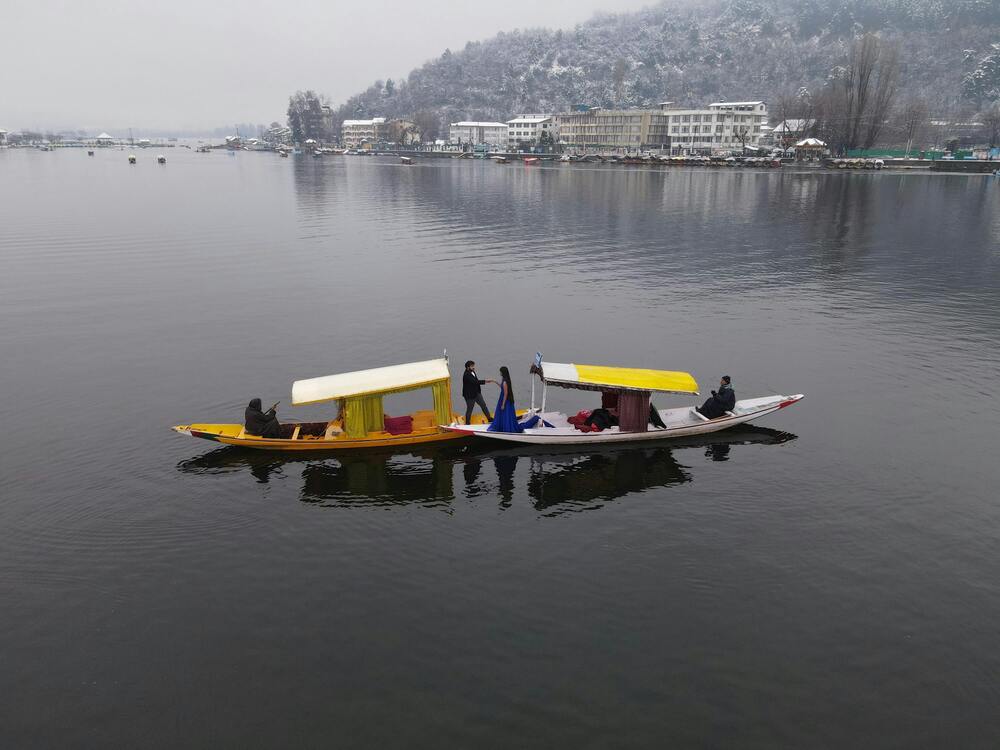 couples enjoying in dal lake srinagar