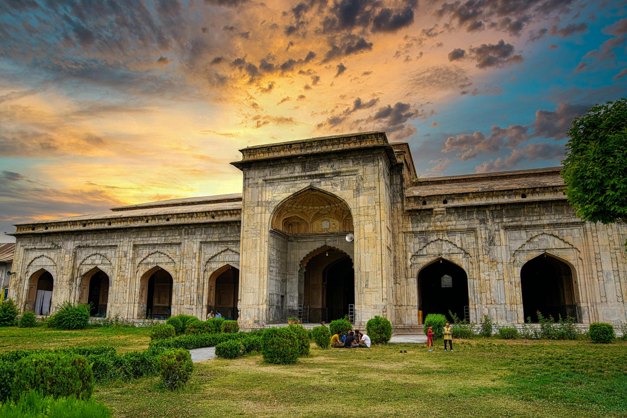 a beautiful mosque in srinagar kashmir