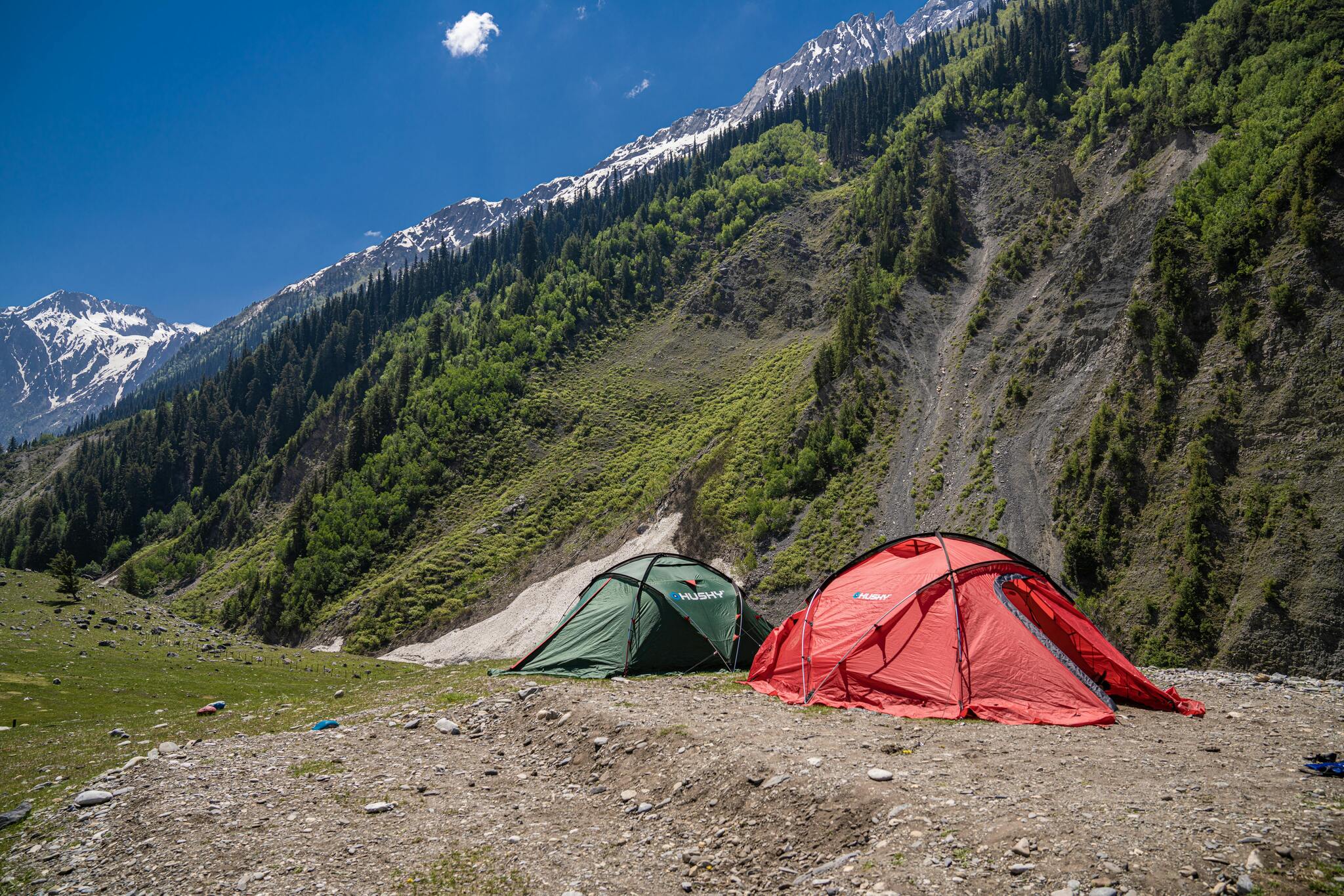 sonamarg couple camping