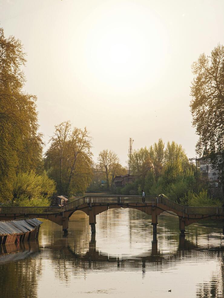beautiful foot bridge over dale lake srinagar
