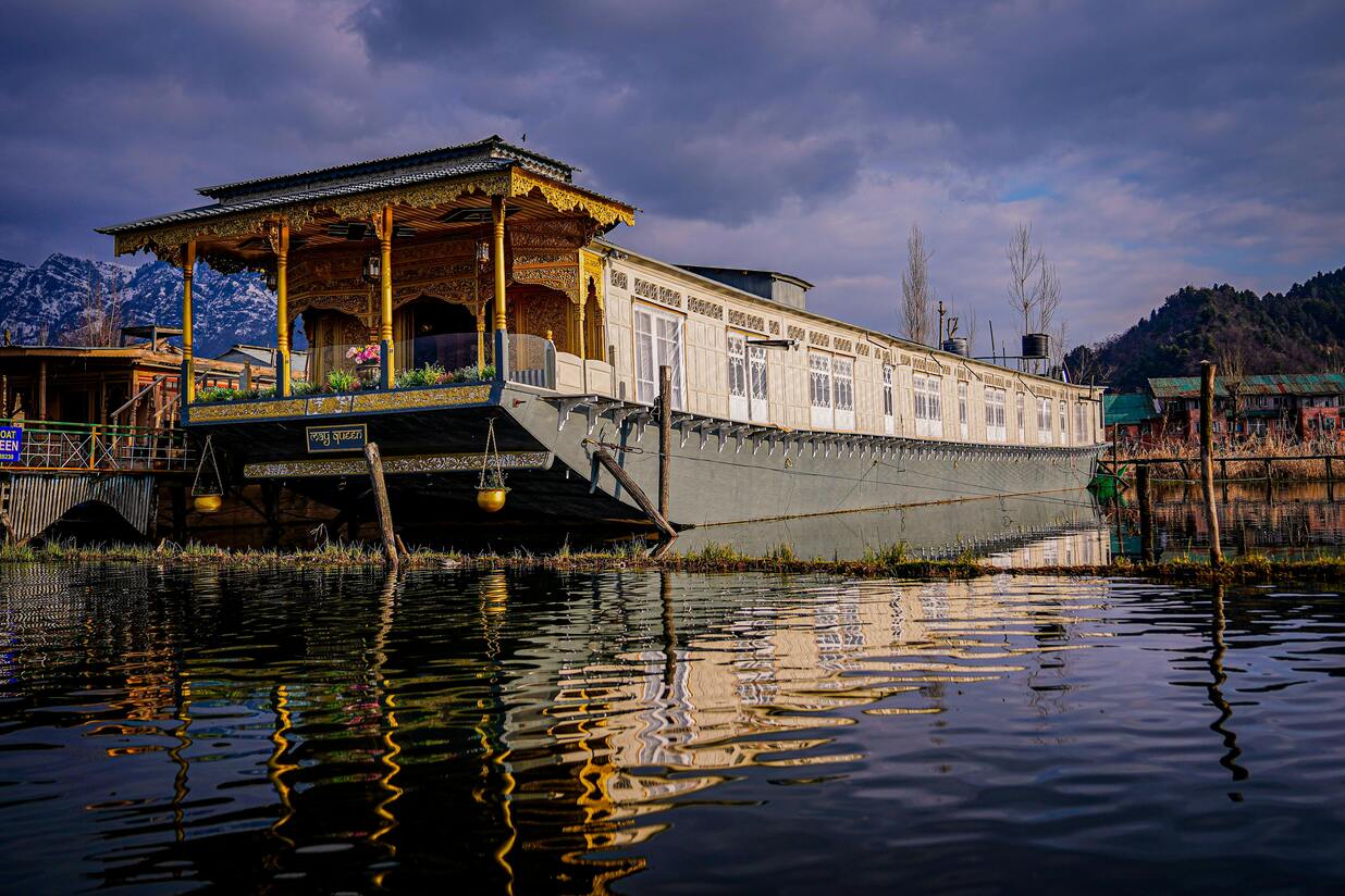 beautiful houseboat in dal lake
