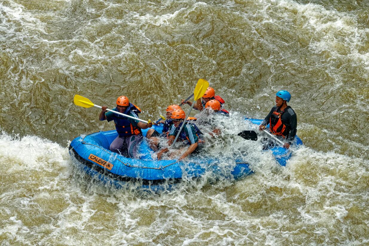 tourists rafting in pahalgam